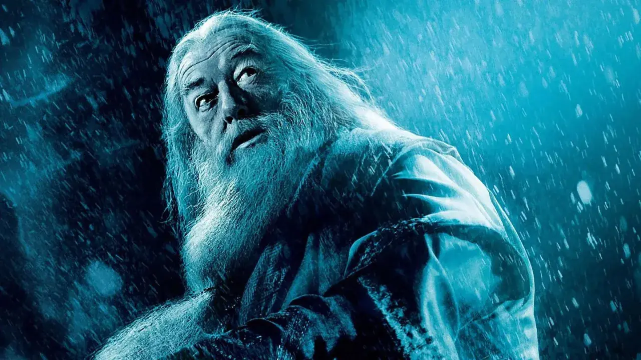 Dumbledore, le visage marqué, regarde vers le ciel sous une pluie glaciale. Le destin semble scellé, le moment où Rogue tue Dumbledore approche.