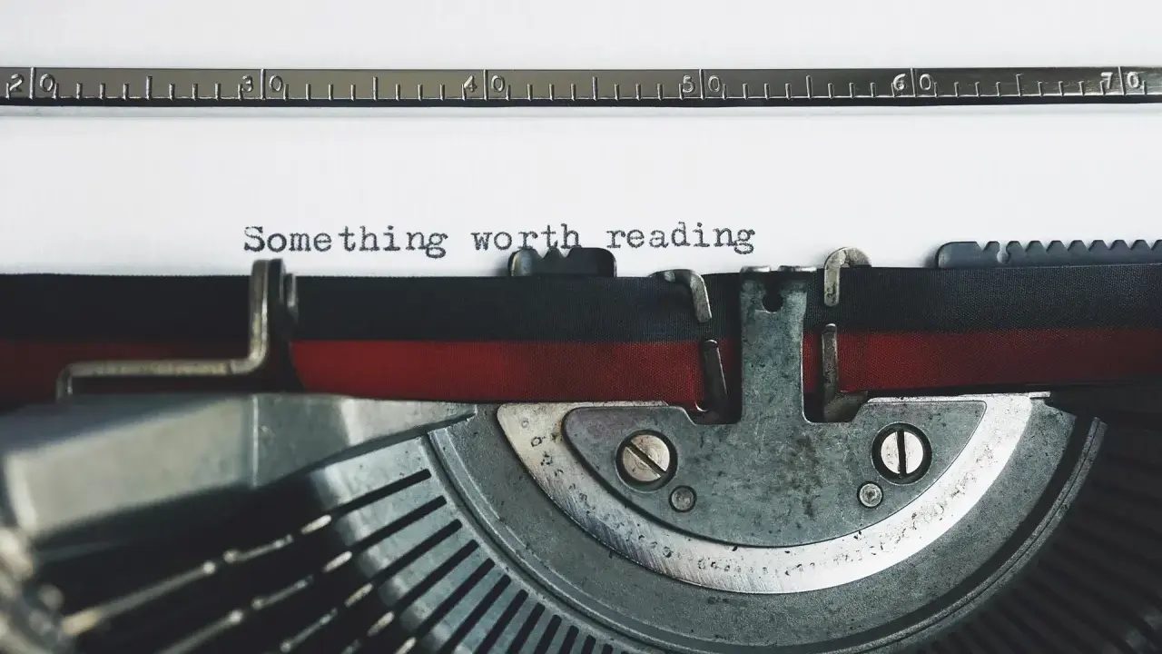 L'incipit d'une histoire captivante tapé sur une vieille machine à écrire : "Something worth reading".