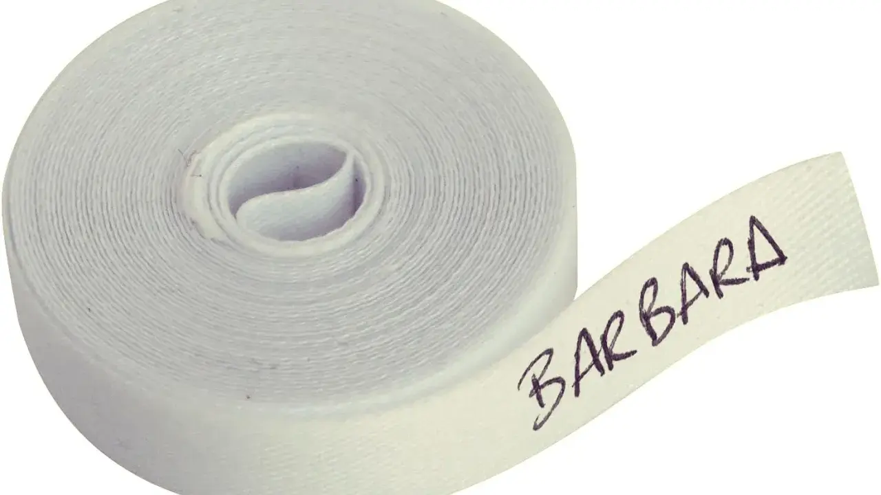 Rouleau de ruban blanc avec le prénom "BARBARA" écrit de façon originale.