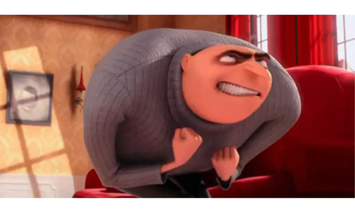 Gru, un anti-héros exemple, se penche en avant avec un sourire malicieux, poings serrés, prêt à conquérir le monde.