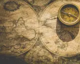 Une boussole dorée repose sur une carte ancienne du nom de monde imaginaire, projetant une ombre mystérieuse.