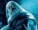 Dumbledore, le visage marqué, regarde vers le ciel sous une pluie glaciale. Le destin semble scellé, le moment où Rogue tue Dumbledore approche.