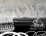 Gravure runique sur pierre, possible écriture viking prénom. Un bateau viking stylisé et le logo Idavoll sont présents.
