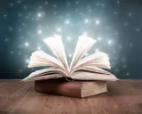 Un livre ouvert déploie ses pages lumineuses, comme un savoir universel. Un point de vue externe interne omniscient sur la magie des mots.