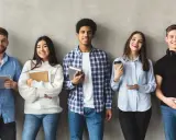 Cinq étudiants souriants, prêts pour leur grand oral STI2D. L'un tient une tablette, d'autres des livres.