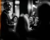 Un homme parle à une audience attentive. Je me souviens de cette conférence, c'était une expérience vécue marquante.