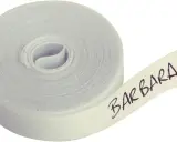 Rouleau de ruban blanc avec le prénom "BARBARA" écrit de façon originale.