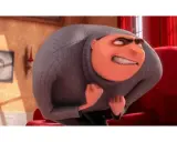 Gru, un anti-héros exemple, se penche en avant avec un sourire malicieux, poings serrés, prêt à conquérir le monde.