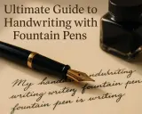 Une plume écrivain dorée repose sur du papier, à côté d'un encrier. Le texte "Ultimate Guide to Handwriting with Fountain Pens" est visible.