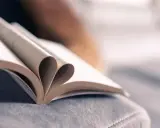 Un livre ouvert dont les pages forment un cœur, symbole de l'amour des mots et de la passion de la maison d'édition.