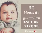Un bébé aux yeux bleus, portant un bonnet et un pull en maille grise, avec le texte "90 Noms de guerriers pour un garçon".