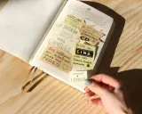 Un journal de gratitude avec des notes collées : "La soirée avec Camille", "Aller au cinéma avec mes sœurs", "Le déménagement dans le nouvel appartement".