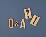 Lettres en bois "Q&A" avec un point d'interrogation et un point d'exclamation, symbolisant les questions de soutenance de mémoire.