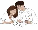 Un couple souriant signe un document, leurs stylos ornés de cœurs. Une scène pleine d'humour et de beaux textes pour sceller leur amour.