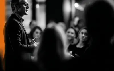 Un homme parle à une audience attentive. Je me souviens de cette conférence, c'était une expérience vécue marquante.