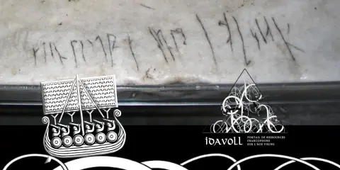 Gravure runique sur pierre, possible écriture viking prénom. Un bateau viking stylisé et le logo Idavoll sont présents.