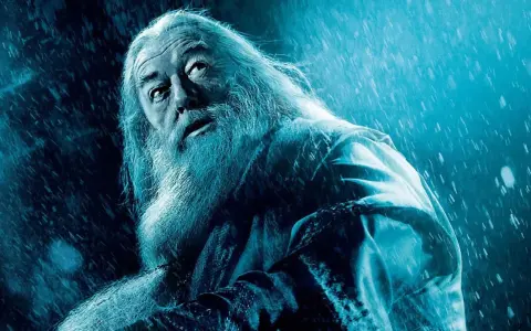 Dumbledore, le visage marqué, regarde vers le ciel sous une pluie glaciale. Le destin semble scellé, le moment où Rogue tue Dumbledore approche.