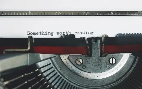 L'incipit d'une histoire captivante tapé sur une vieille machine à écrire : "Something worth reading".
