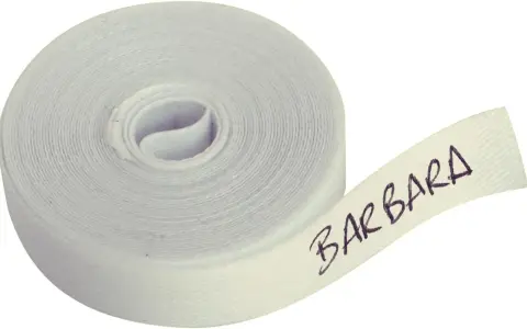 Rouleau de ruban blanc avec le prénom "BARBARA" écrit de façon originale.