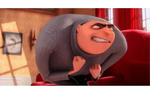 Gru, un anti-héros exemple, se penche en avant avec un sourire malicieux, poings serrés, prêt à conquérir le monde.
