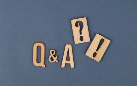 Lettres en bois "Q&A" avec un point d'interrogation et un point d'exclamation, symbolisant les questions de soutenance de mémoire.