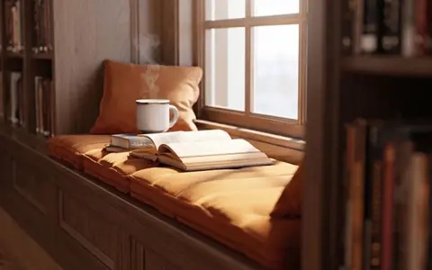 Un coin lecture cosy fantasy : un livre ouvert, une tasse fumante et des étagères remplies de livres, près d'une fenêtre baignée de lumière.