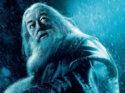 Dumbledore, le visage marqué, regarde vers le ciel sous une pluie glaciale. Le destin semble scellé, le moment où Rogue tue Dumbledore approche.