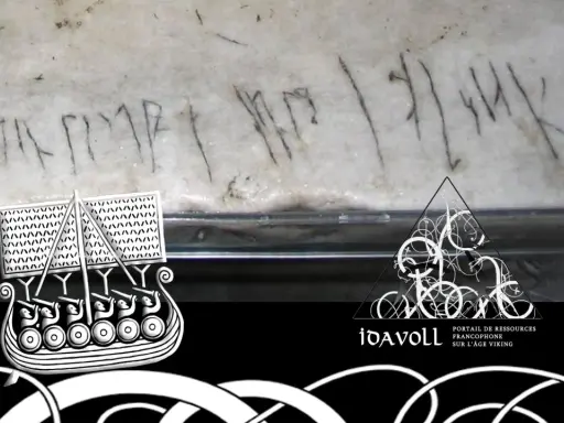 Gravure runique sur pierre, possible écriture viking prénom. Un bateau viking stylisé et le logo Idavoll sont présents.