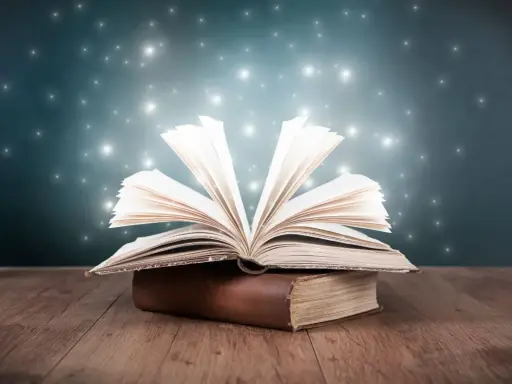 Un livre ouvert déploie ses pages lumineuses, comme un savoir universel. Un point de vue externe interne omniscient sur la magie des mots.