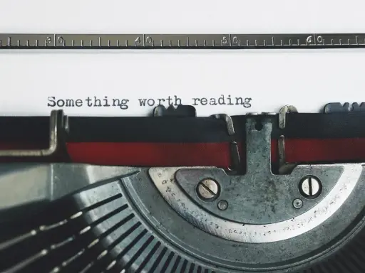 L'incipit d'une histoire captivante tapé sur une vieille machine à écrire : "Something worth reading".