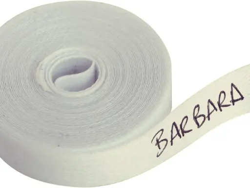 Rouleau de ruban blanc avec le prénom "BARBARA" écrit de façon originale.