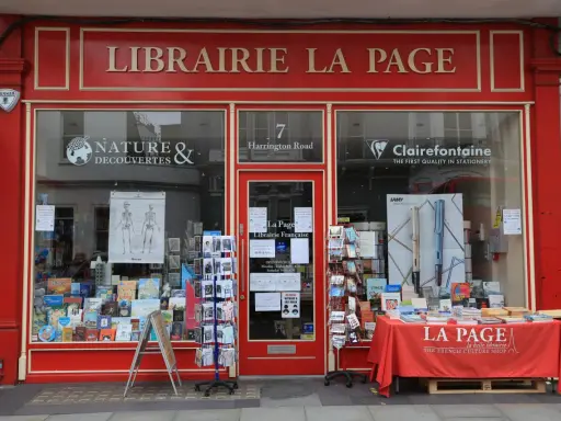 La librairie La Page, une maison d'édition premier roman, expose ses livres et cartes postales en vitrine.