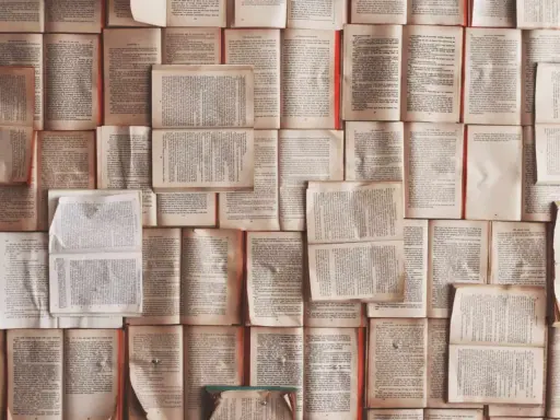Un mur de livres ouverts, pages jaunies par le temps. Chaque page est une définition, un excipit de savoir.