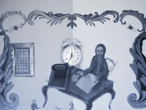 Une scène stylisée montre une personne assise à un bureau, stylo à la main, comme un exercice pour apprendre à écrire. Une horloge indique l'heure.