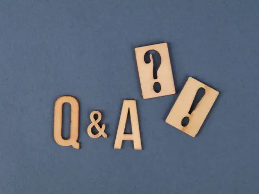 Lettres en bois "Q&A" avec un point d'interrogation et un point d'exclamation, symbolisant les questions de soutenance de mémoire.