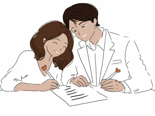 Un couple souriant signe un document, leurs stylos ornés de cœurs. Une scène pleine d'humour et de beaux textes pour sceller leur amour.