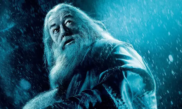 Dumbledore, le visage marqué, regarde vers le ciel sous une pluie glaciale. Le destin semble scellé, le moment où Rogue tue Dumbledore approche.