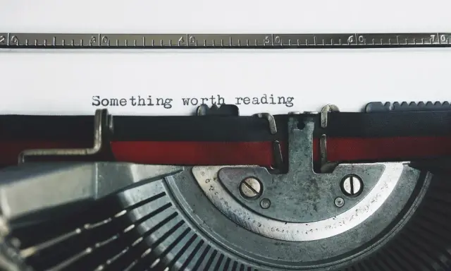 L'incipit d'une histoire captivante tapé sur une vieille machine à écrire : "Something worth reading".
