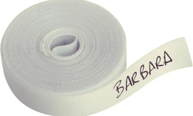 Rouleau de ruban blanc avec le prénom "BARBARA" écrit de façon originale.