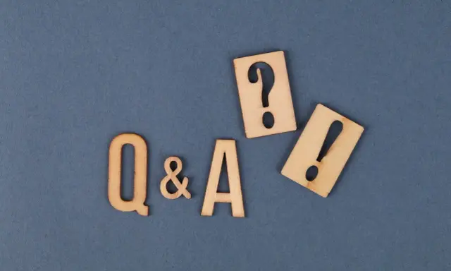 Lettres en bois "Q&A" avec un point d'interrogation et un point d'exclamation, symbolisant les questions de soutenance de mémoire.