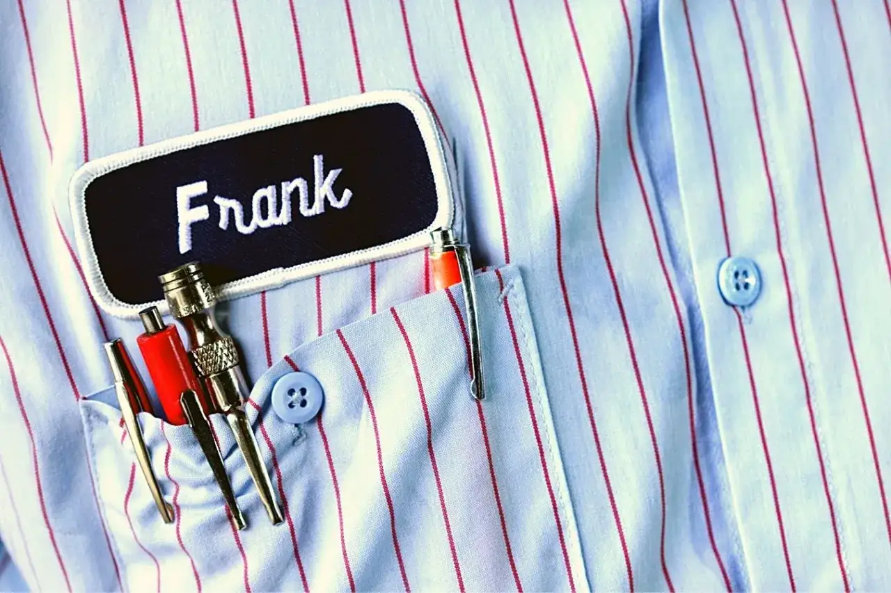 Chemise &agrave; rayures bleues et rouges avec un badge 