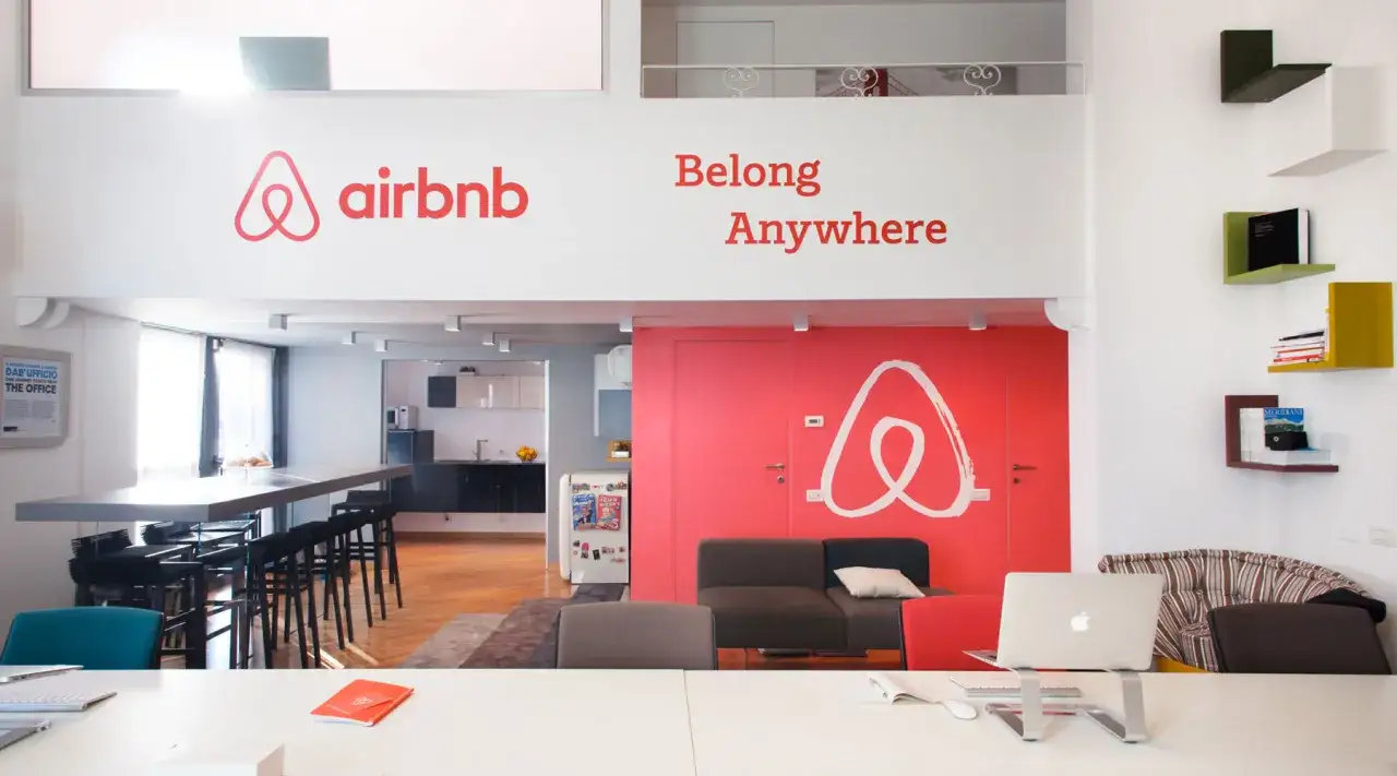 Bureau Airbnb, o&ugrave; le storytelling prend vie. Le logo embl&eacute;matique et le slogan 