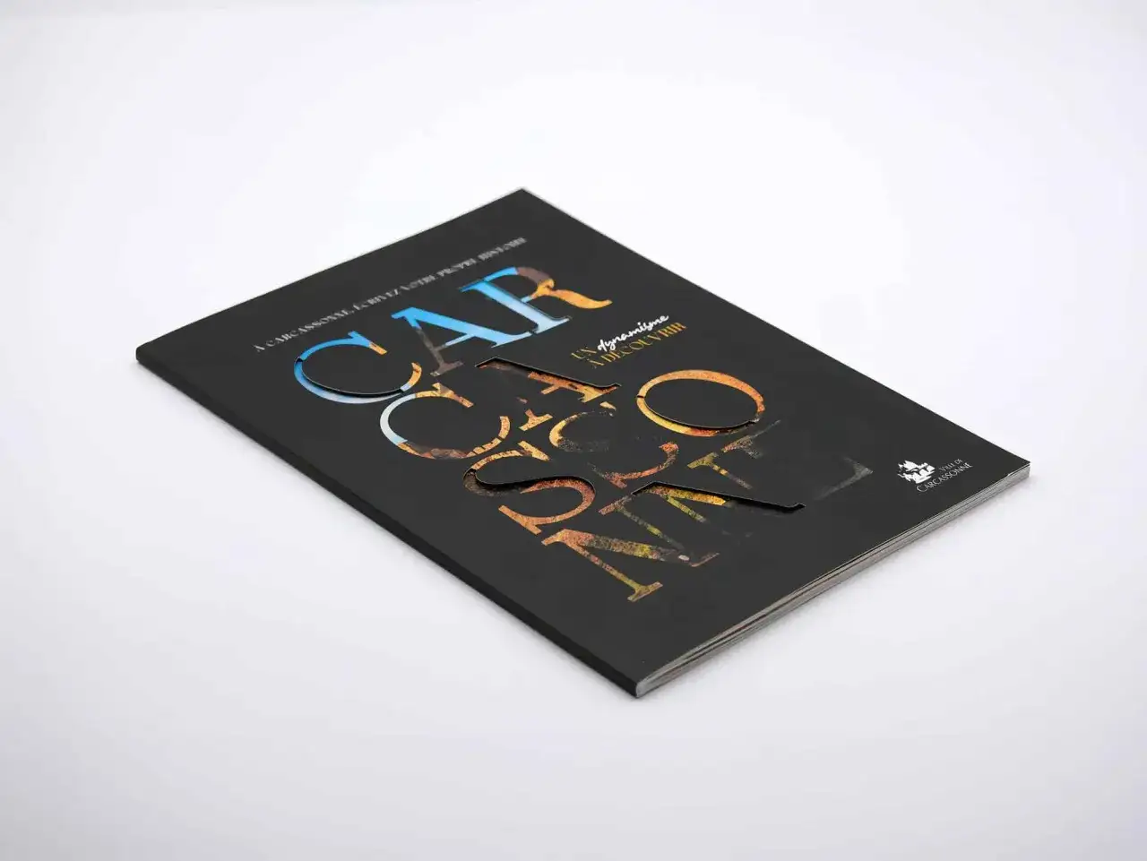 Brochure noire avec lettrage d&eacute;coup&eacute; 