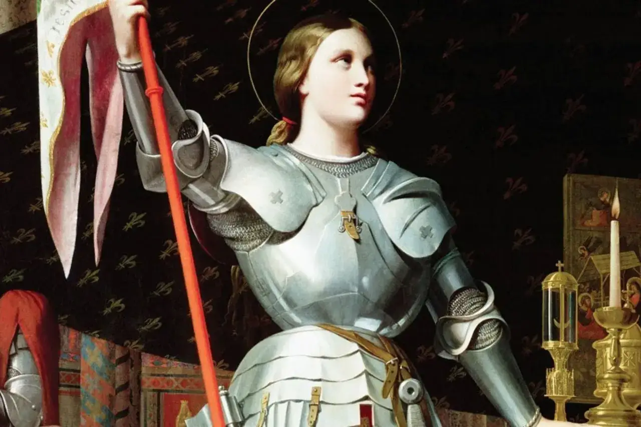 Un personnage arm&eacute;, une jeune femme aur&eacute;ol&eacute;e, brandit un &eacute;tendard. Elle est sainte, guerri&egrave;re, une figure inspirante.