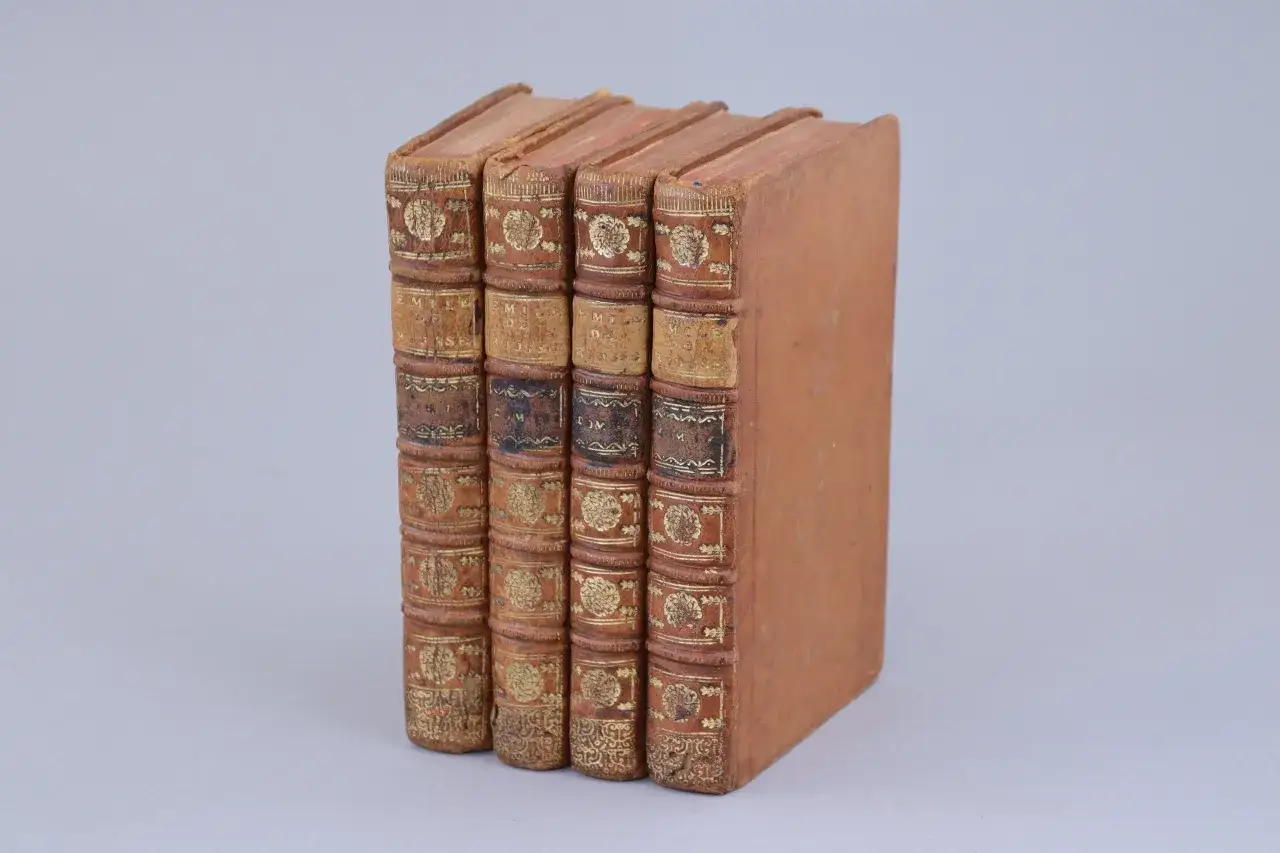 Ensemble de quatre volumes reli&eacute;s cuir, dor&eacute;s, portant l'inscription 