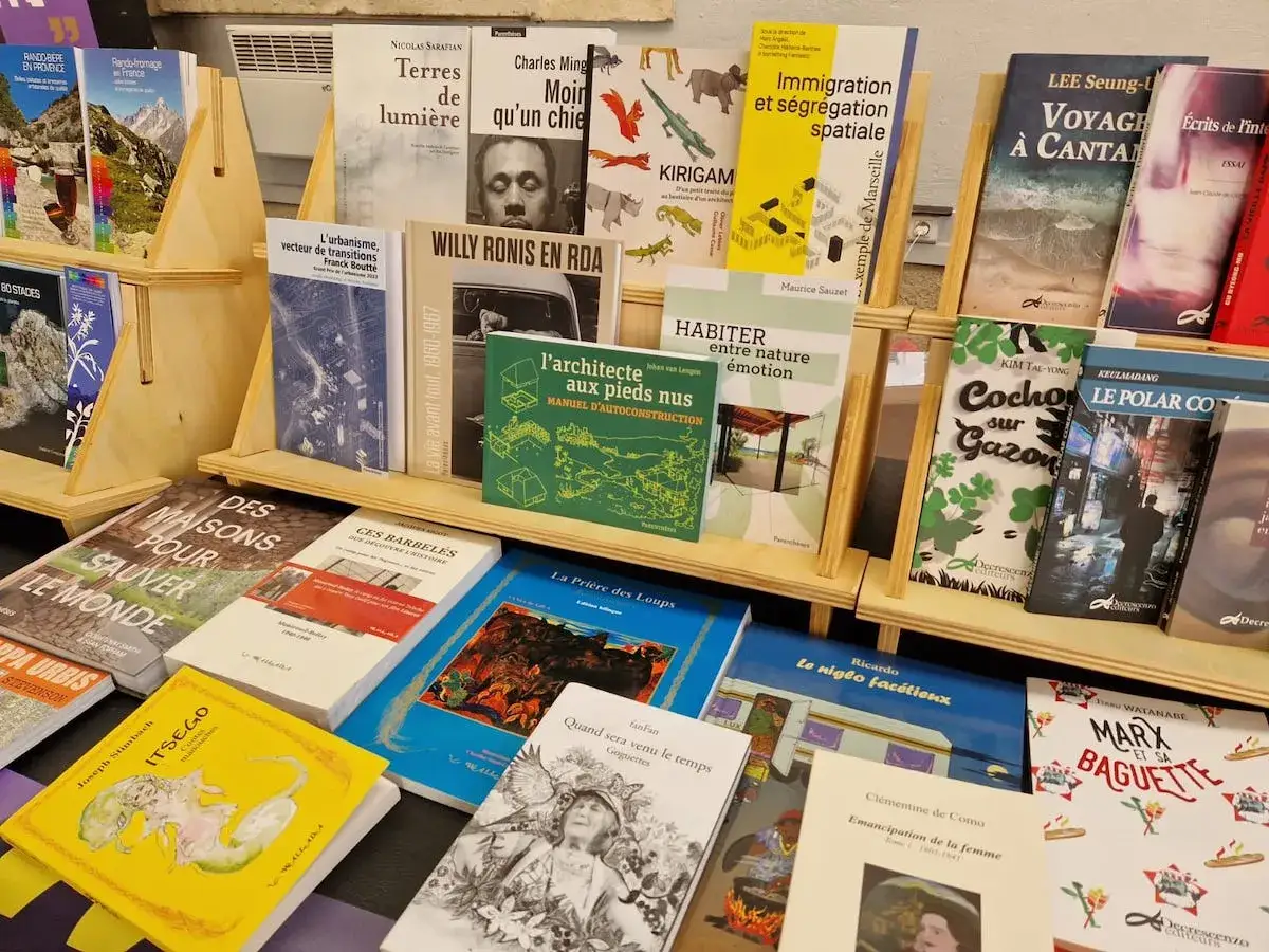 Une s&eacute;lection de livres de divers &eacute;diteurs, dont 