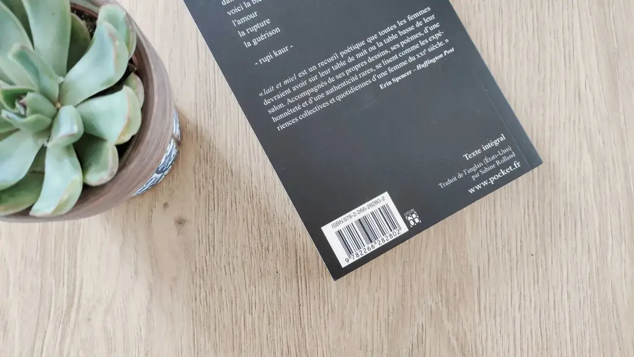 Un livre de po&eacute;sie avec un code ISBN 978-2-266-28280-2, &agrave; c&ocirc;t&eacute; d'une plante succulente.