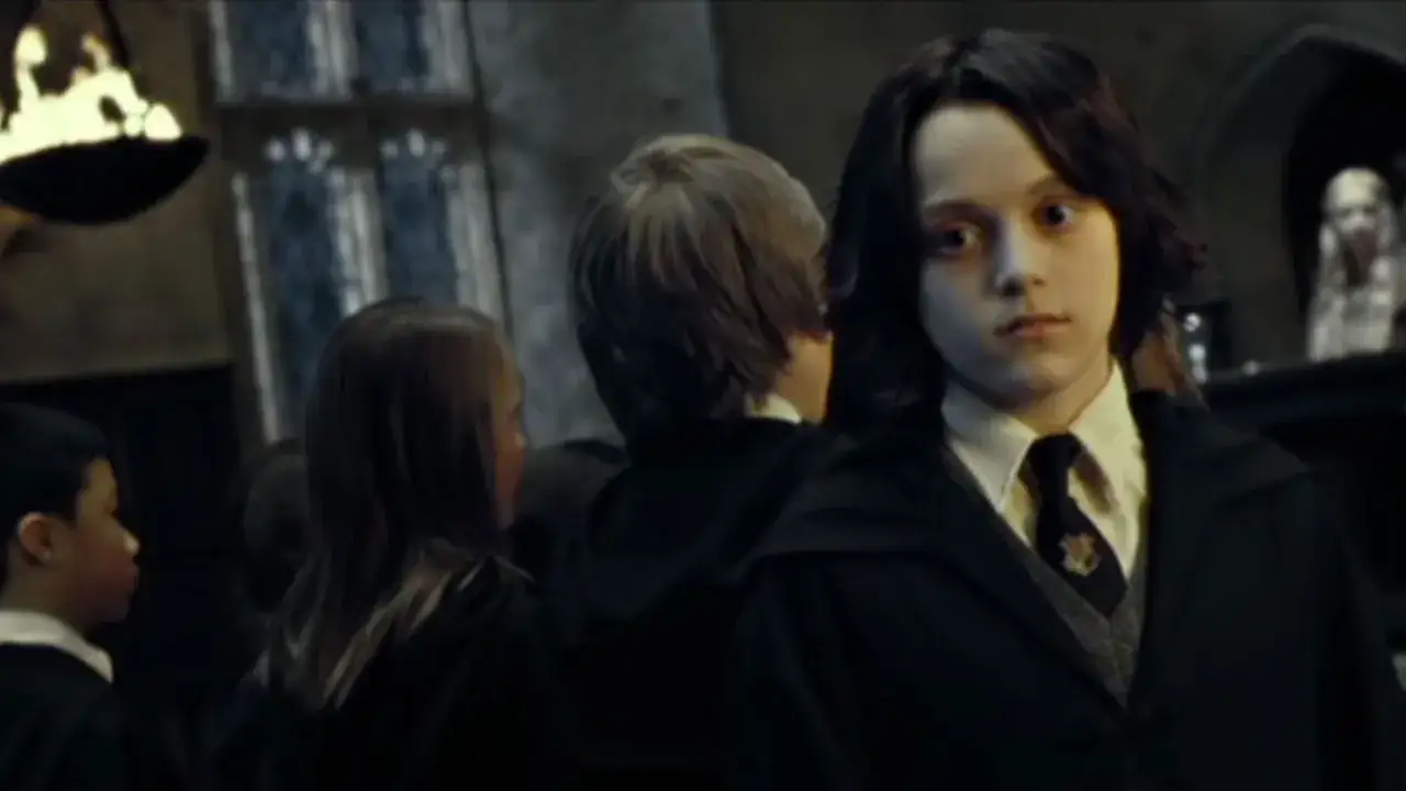Un jeune Severus Rogue, l'air pensif, entour&eacute; d'autres &eacute;l&egrave;ves &agrave; Poudlard.