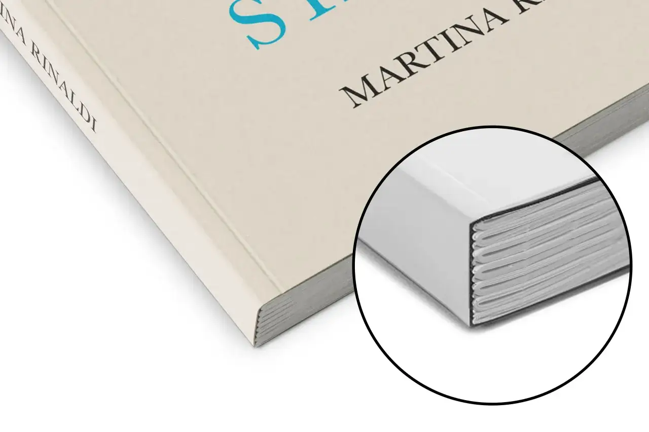 Gros plan sur la tranche d'un livre &agrave; la demande, montrant la qualit&eacute; de l'impression et la reliure.