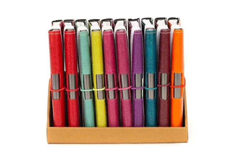 Une rang&eacute;e de carnets color&eacute;s, parfaits pour un exercice d'&eacute;criture cr&eacute;ative.